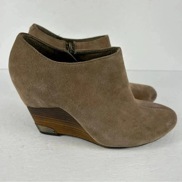 Vince Camuto wedge booties suede  leather 8M *flaw - Picture 1 of 12